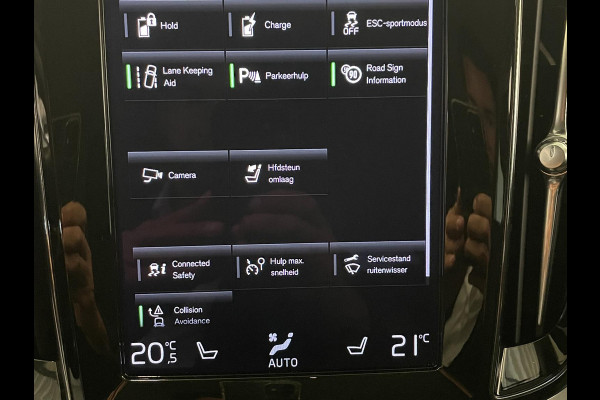 Volvo V60 2.0 T6 Recharge AWD R-Design Expression PHEV 340PK Airco ECC Navi Carplay PDC VA + Camera Full LED Trekhaak Privacy Glass Winter Pack Sensus connect High Performance Cruise Control