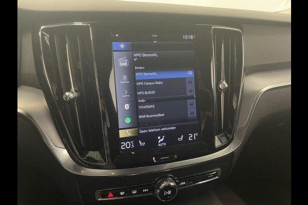Volvo V60 2.0 T6 Recharge AWD R-Design Expression PHEV 340PK Airco ECC Navi Carplay PDC VA + Camera Full LED Trekhaak Privacy Glass Winter Pack Sensus connect High Performance Cruise Control