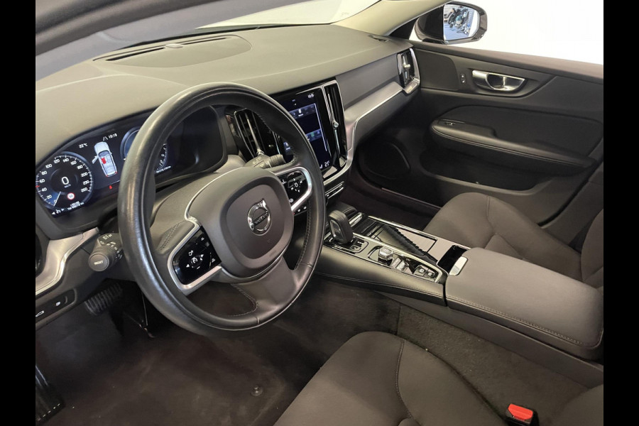 Volvo V60 2.0 T6 Recharge AWD R-Design Expression PHEV 340PK Airco ECC Navi Carplay PDC VA + Camera Full LED Trekhaak Privacy Glass Winter Pack Sensus connect High Performance Cruise Control