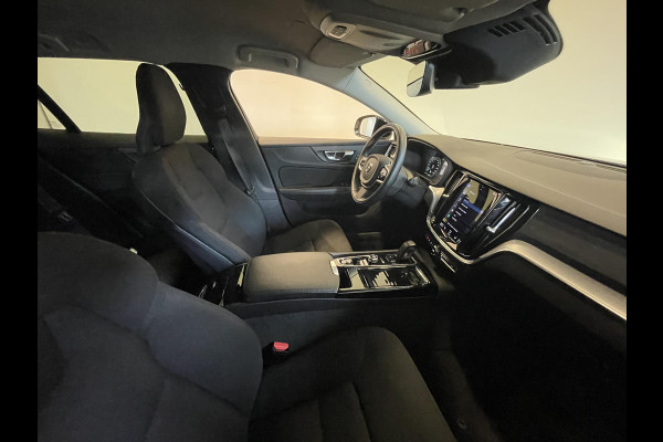 Volvo V60 2.0 T6 Recharge AWD R-Design Expression PHEV 340PK Airco ECC Navi Carplay PDC VA + Camera Full LED Trekhaak Privacy Glass Winter Pack Sensus connect High Performance Cruise Control