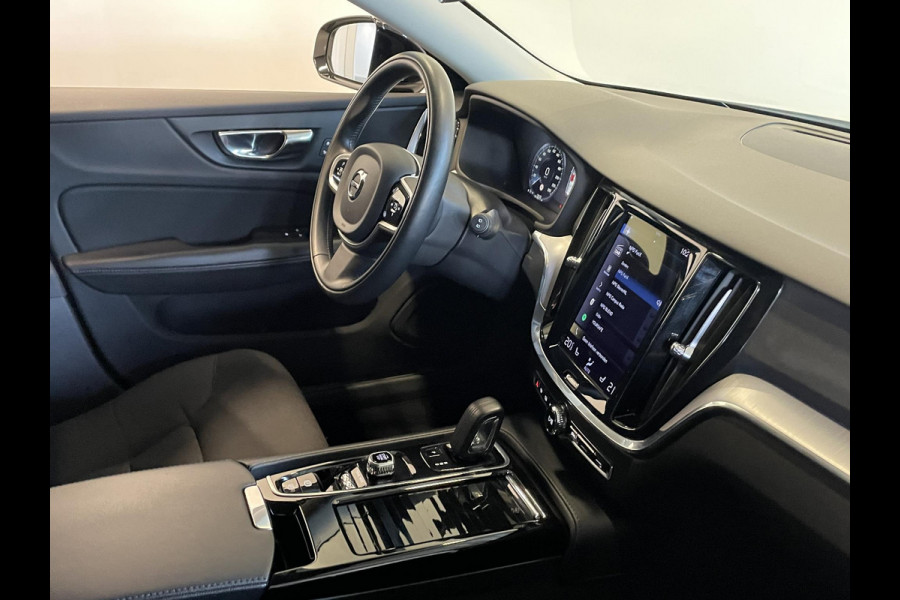 Volvo V60 2.0 T6 Recharge AWD R-Design Expression PHEV 340PK Airco ECC Navi Carplay PDC VA + Camera Full LED Trekhaak Privacy Glass Winter Pack Sensus connect High Performance Cruise Control