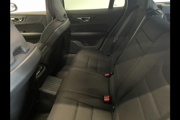 Volvo V60 2.0 T6 Recharge AWD R-Design Expression PHEV 340PK Airco ECC Navi Carplay PDC VA + Camera Full LED Trekhaak Privacy Glass Winter Pack Sensus connect High Performance Cruise Control