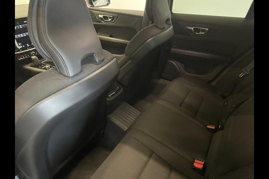 Volvo V60 2.0 T6 Recharge AWD R-Design Expression PHEV 340PK Airco ECC Navi Carplay PDC VA + Camera Full LED Trekhaak Privacy Glass Winter Pack Sensus connect High Performance Cruise Control