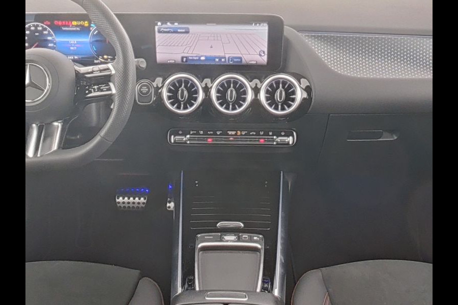 Mercedes-Benz GLA 250 e AMG Plug-In Hybride Edition AMG Line | Night Pakket | Distronic | 360° Camera | AC en DC Laden | MultiBeam Koplampen | Stuur en Stoeverwarming. Inclusief 24 maanden Mercedes-Benz Certified garantie voor Europa.