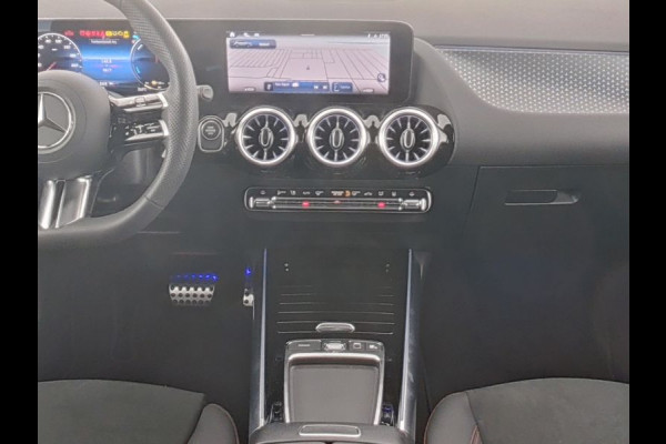 Mercedes-Benz GLA 250 e AMG Plug-In Hybride Edition AMG Line | Night Pakket | Distronic | 360° Camera | AC en DC Laden | MultiBeam Koplampen | Stuur en Stoeverwarming. Inclusief 24 maanden Mercedes-Benz Certified garantie voor Europa.