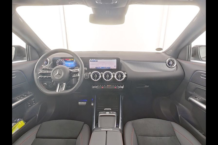 Mercedes-Benz GLA 250 e AMG Plug-In Hybride Edition AMG Line | Night Pakket | Distronic | 360° Camera | AC en DC Laden | MultiBeam Koplampen | Stuur en Stoeverwarming. Inclusief 24 maanden Mercedes-Benz Certified garantie voor Europa.