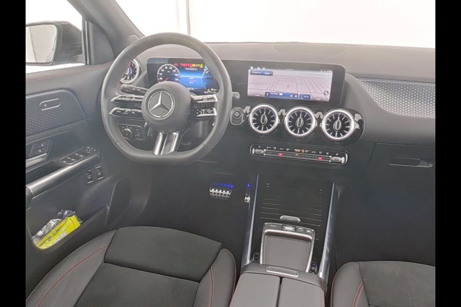 Mercedes-Benz GLA 250 e AMG Plug-In Hybride Edition AMG Line | Night Pakket | Distronic | 360° Camera | AC en DC Laden | MultiBeam Koplampen | Stuur en Stoeverwarming. Inclusief 24 maanden Mercedes-Benz Certified garantie voor Europa.