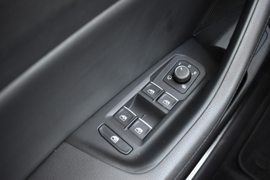 Volkswagen Passat Variant 1.4 TSI Highline Business R Automaat / Navigatie / Camera / 17" LM / Carplay / Clima / Stoelverw.