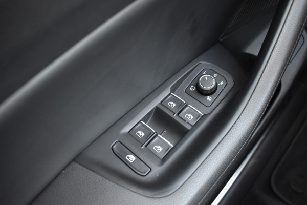 Volkswagen Passat Variant 1.4 TSI Highline Business R Automaat / Navigatie / Camera / 17" LM / Carplay / Clima / Stoelverw.