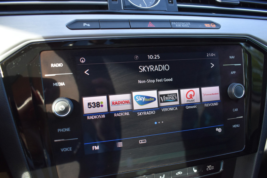 Volkswagen Passat Variant 1.4 TSI Highline Business R Automaat / Navigatie / Camera / 17" LM / Carplay / Clima / Stoelverw.