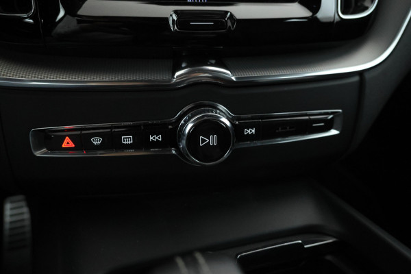 Volvo XC60 2.0 B4 R-Design Apple CarPlay, Full black, Leder etc.