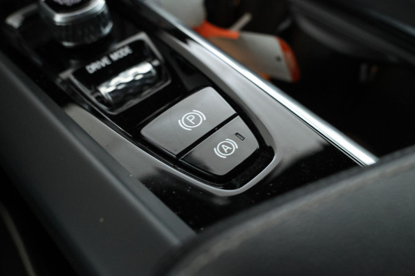 Volvo XC60 2.0 B4 R-Design Apple CarPlay, Full black, Leder etc.