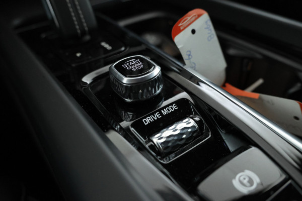 Volvo XC60 2.0 B4 R-Design Apple CarPlay, Full black, Leder etc.