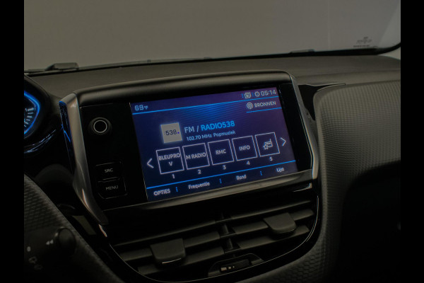 Peugeot 2008 1.2 PureTech Allure (CARPLAY,NAVI,LED,CRUISE,CLIMATE,SPORTSTOELEN,GETINT,BLUETOOTH,NETTESTAAT)