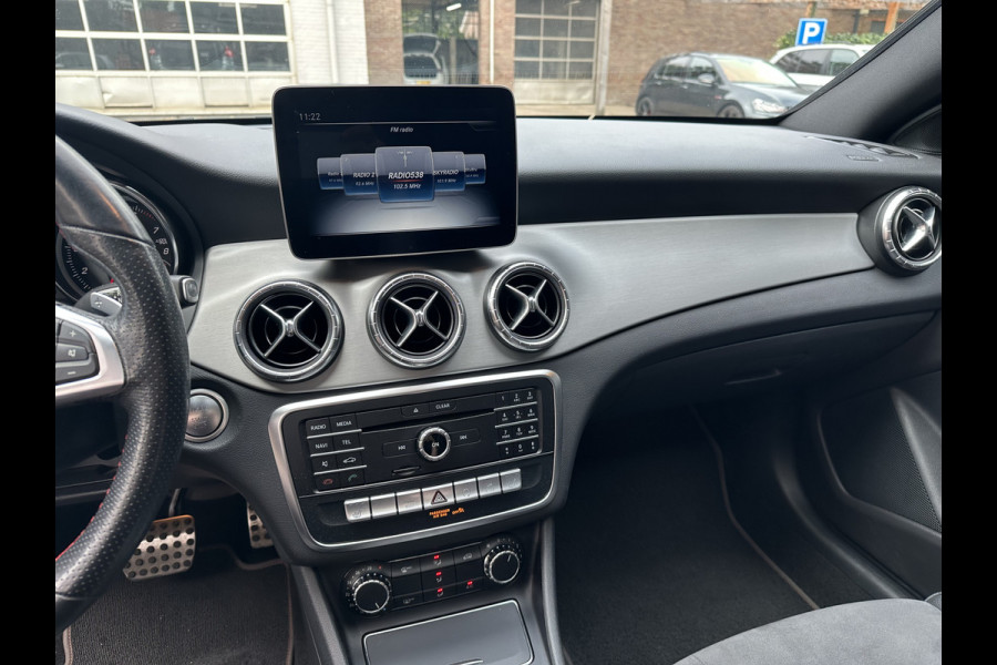 Mercedes-Benz CLA-Klasse Shooting Brake 180 Prestige AMG STYLING / NIGHT-PAKKET / PANO / STOELVERWARMING