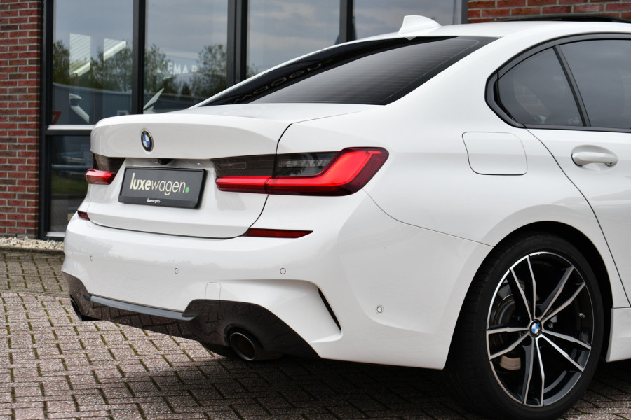 BMW 3-serie 320i M-Sport Pano 19inch Laser HiFi Shadowline