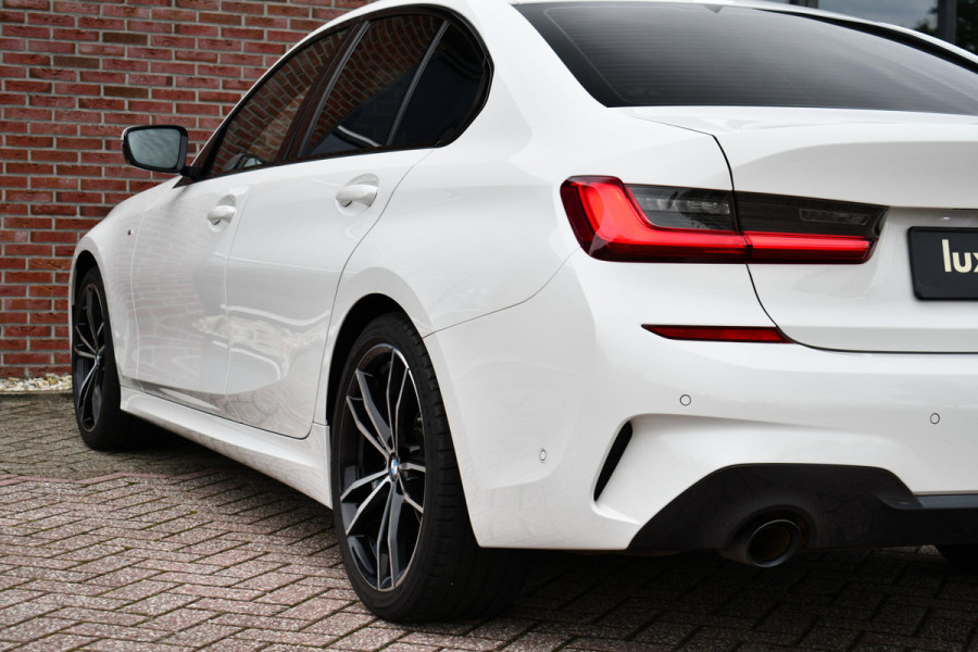 BMW 3-serie 320i M-Sport Pano 19inch Laser HiFi Shadowline