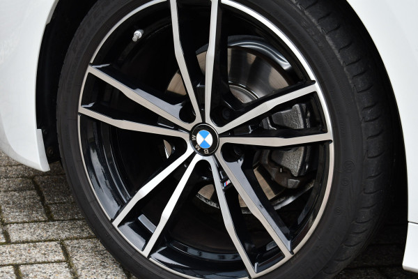 BMW 3-serie 320i M-Sport Pano 19inch Laser HiFi Shadowline