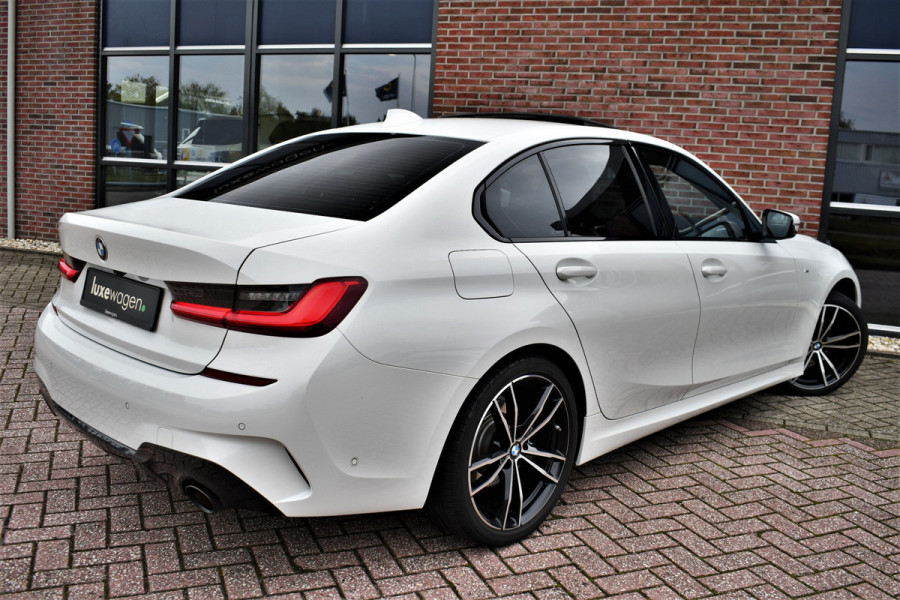 BMW 3-serie 320i M-Sport Pano 19inch Laser HiFi Shadowline