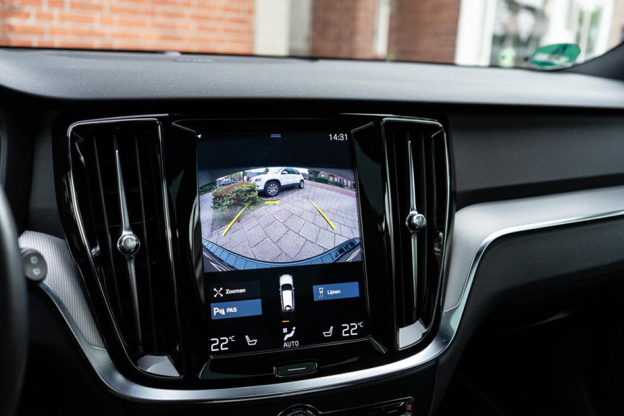 Volvo V60 2.0 T4 R-Design Pano / H&K / Memory