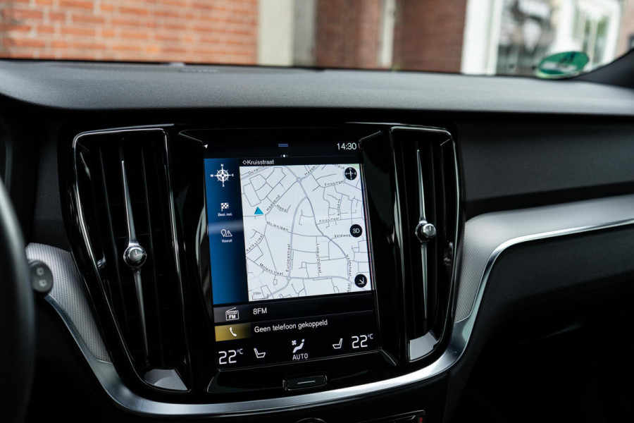 Volvo V60 2.0 T4 R-Design Pano / H&K / Memory