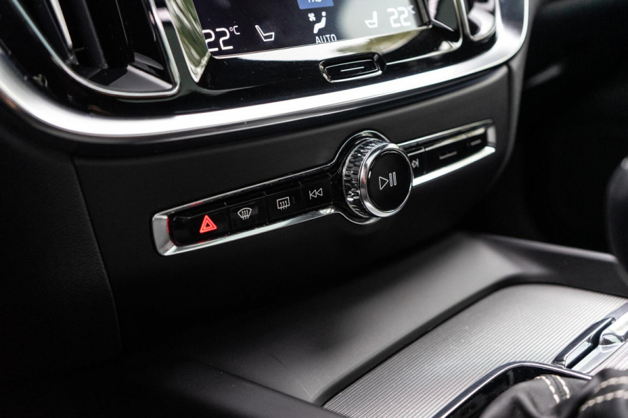 Volvo V60 2.0 T4 R-Design Pano / H&K / Memory