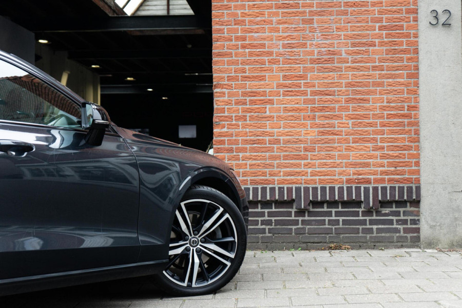 Volvo V60 2.0 T4 R-Design Pano / H&K / Memory