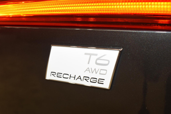 Volvo XC60 T6 340PK Automaat Plug-in Hybrid AWD Business Pro / Adaptive Cruise / Leer / Elektrische stoelen / Stoelverwarming / Stuurverwarming / Elektr. achterklep  / Achteruitrijcamera / Schuifdak