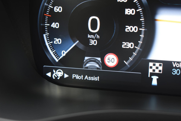 Volvo XC60 T6 340PK Automaat Plug-in Hybrid AWD Business Pro / Adaptive Cruise / Leer / Elektrische stoelen / Stoelverwarming / Stuurverwarming / Elektr. achterklep  / Achteruitrijcamera / Schuifdak