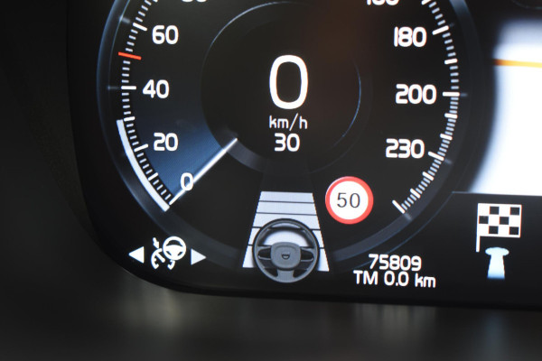 Volvo XC60 T6 340PK Automaat Plug-in Hybrid AWD Business Pro / Adaptive Cruise / Leer / Elektrische stoelen / Stoelverwarming / Stuurverwarming / Elektr. achterklep  / Achteruitrijcamera / Schuifdak