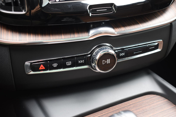 Volvo XC60 T6 340PK Automaat Plug-in Hybrid AWD Business Pro / Adaptive Cruise / Leer / Elektrische stoelen / Stoelverwarming / Stuurverwarming / Elektr. achterklep  / Achteruitrijcamera / Schuifdak
