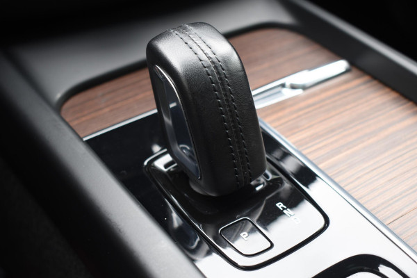 Volvo XC60 T6 340PK Automaat Plug-in Hybrid AWD Business Pro / Adaptive Cruise / Leer / Elektrische stoelen / Stoelverwarming / Stuurverwarming / Elektr. achterklep  / Achteruitrijcamera / Schuifdak