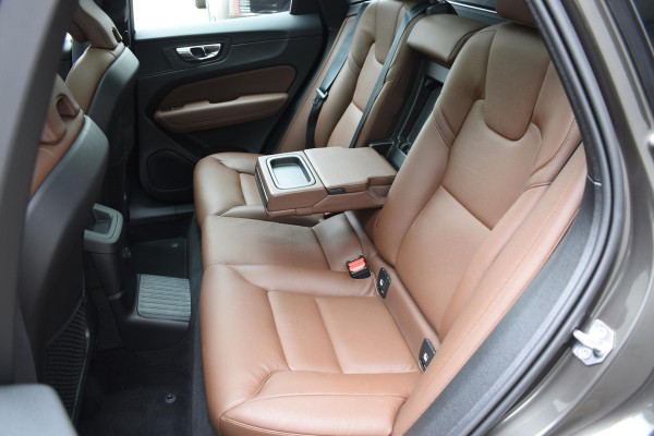 Volvo XC60 T6 340PK Automaat Plug-in Hybrid AWD Business Pro / Adaptive Cruise / Leer / Elektrische stoelen / Stoelverwarming / Stuurverwarming / Elektr. achterklep  / Achteruitrijcamera / Schuifdak