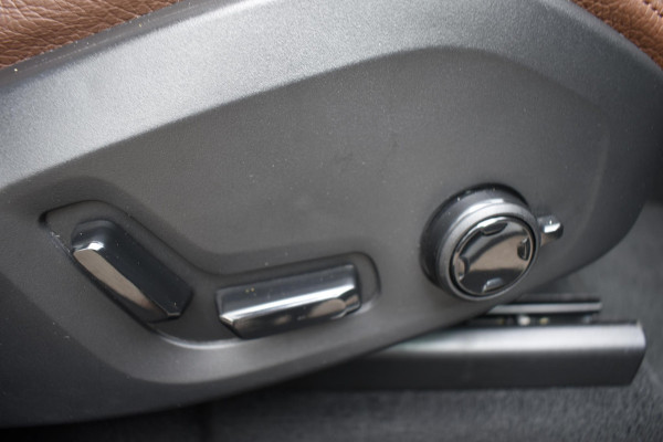 Volvo XC60 T6 340PK Automaat Plug-in Hybrid AWD Business Pro / Adaptive Cruise / Leer / Elektrische stoelen / Stoelverwarming / Stuurverwarming / Elektr. achterklep  / Achteruitrijcamera / Schuifdak