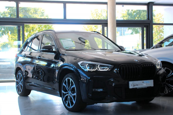 BMW X1 xDrive25e M-SPORT ** LED, NAVI+, PANORAMA, 19-inch LMV, SHADOW-LINE ** UNFALLFREI - Vol.Dealer Onderh.** ** INFORMEER OOK NAAR ONZE AANTREKKELIJKE FINANCIAL-LEASE TARIEVEN **