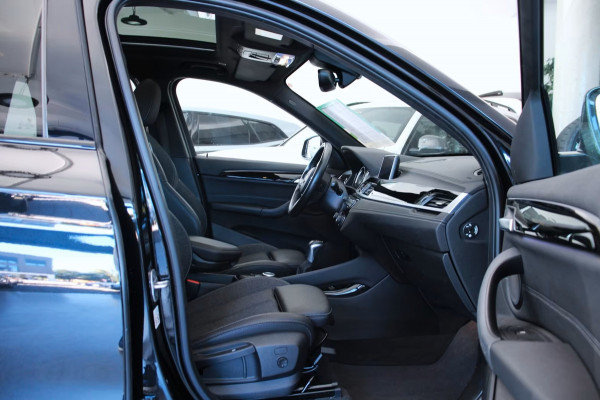 BMW X1 xDrive25e M-SPORT ** LED, NAVI+, PANORAMA, 19-inch LMV, SHADOW-LINE ** UNFALLFREI - Vol.Dealer Onderh.** ** INFORMEER OOK NAAR ONZE AANTREKKELIJKE FINANCIAL-LEASE TARIEVEN **