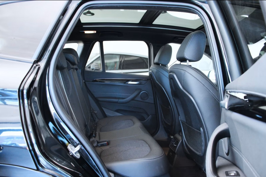 BMW X1 xDrive25e M-SPORT ** LED, NAVI+, PANORAMA, 19-inch LMV, SHADOW-LINE ** UNFALLFREI - Vol.Dealer Onderh.** ** INFORMEER OOK NAAR ONZE AANTREKKELIJKE FINANCIAL-LEASE TARIEVEN **