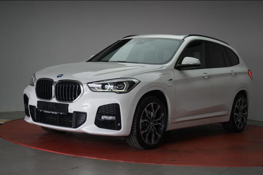 BMW X1 xDrive25e M-SPORT ** LED, NAVI+, PANORAMA, 19-inch LMV, TREKH, PRIVACY ** UNFALLFREI - Vol.Dealer Onderh.** ** INFORMEER OOK NAAR ONZE AANTREKKELIJKE FINANCIAL-LEASE TARIEVEN **