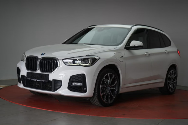 BMW X1 xDrive25e M-SPORT ** LED, NAVI+, PANORAMA, 19-inch LMV, TREKH, PRIVACY ** UNFALLFREI - Vol.Dealer Onderh.** ** INFORMEER OOK NAAR ONZE AANTREKKELIJKE FINANCIAL-LEASE TARIEVEN **