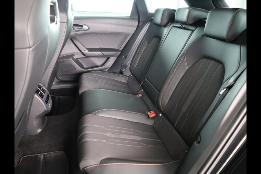 CUPRA Leon Sportstourer 1.4 TSI eHybrid PHEV FR Business Intense 204 pk Automaat | Navigatie | Parkeersensoren (Park assist) | Achteruitrijcamera | Adaptieve cruise control | Stoelverwarming |