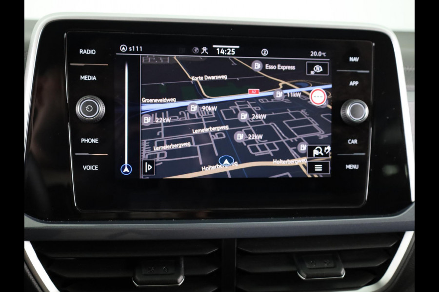 Volkswagen T-Roc 1.5 TSI Style 150 PK DSG | Private lease vanaf € 609,- pm | Trekhaak afneembaar | Navigatie | Stoel verwarming en massage | Leer/Alcantara |