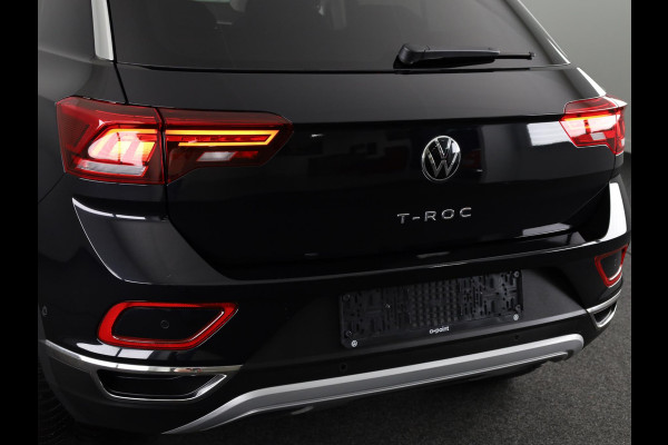 Volkswagen T-Roc 1.5 TSI Style 150 PK DSG | Private lease vanaf € 609,- pm | Trekhaak afneembaar | Navigatie | Stoel verwarming en massage | Leer/Alcantara |