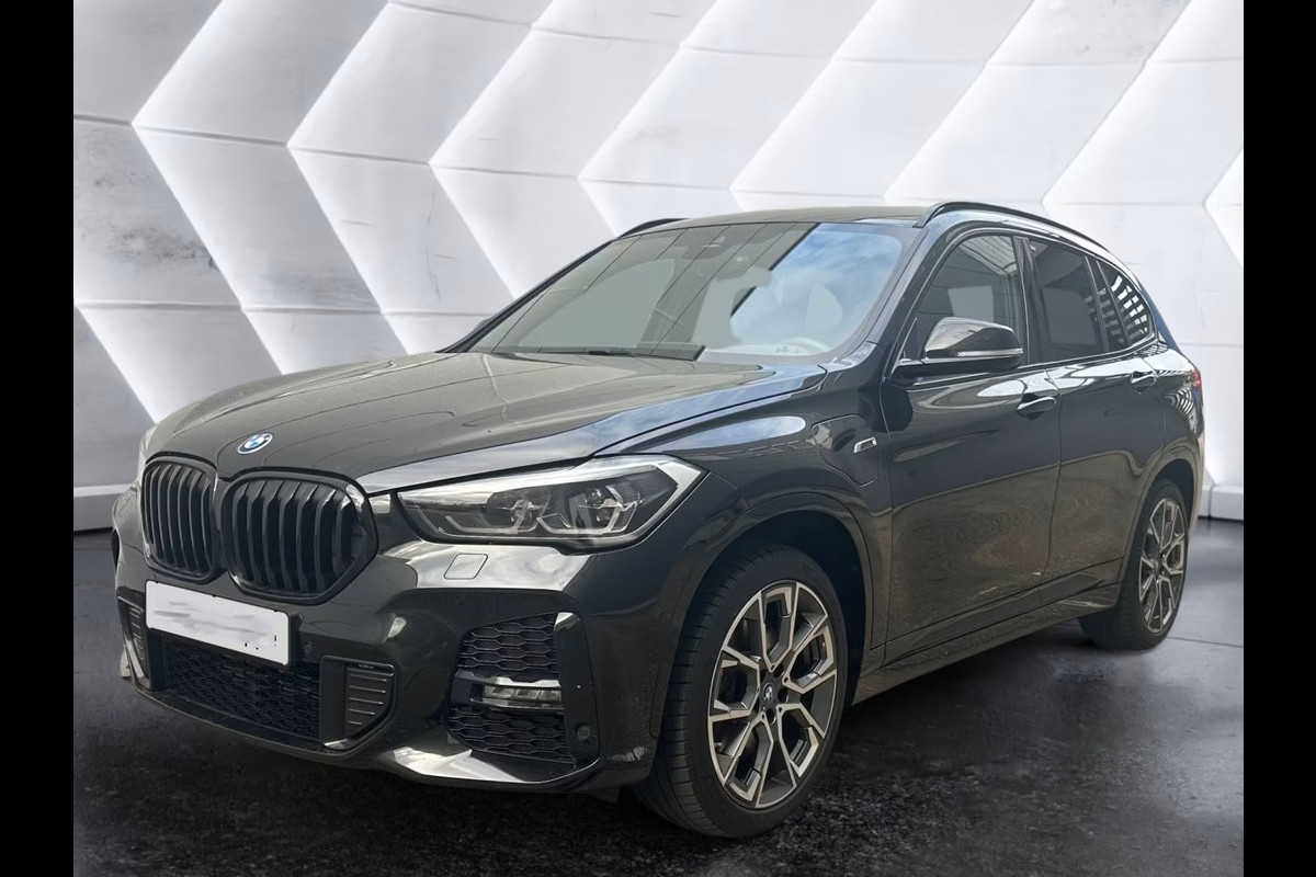 BMW X1 xDrive25e M-SPORT ** LED, NAVI+, PANORAMA, MEM, 19-inch LMV, H&K, HuD ** UNFALLFREI - Vol.Dealer Onderh.** ** INFORMEER OOK NAAR ONZE AANTREKKELIJKE FINANCIAL-LEASE TARIEVEN **