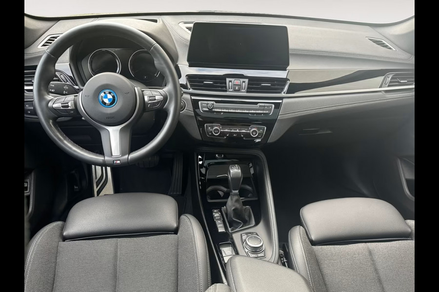 BMW X1 xDrive25e M-SPORT ** LED, NAVI+, PANORAMA, MEM, 19-inch LMV, H&K, HuD ** UNFALLFREI - Vol.Dealer Onderh.** ** INFORMEER OOK NAAR ONZE AANTREKKELIJKE FINANCIAL-LEASE TARIEVEN **