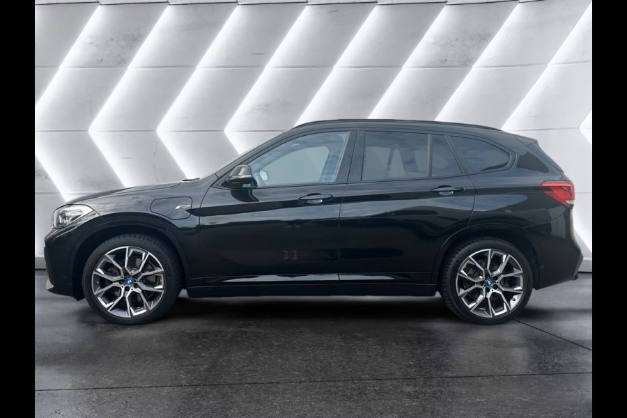 BMW X1 xDrive25e M-SPORT ** LED, NAVI+, PANORAMA, MEM, 19-inch LMV, H&K, HuD ** UNFALLFREI - Vol.Dealer Onderh.** ** INFORMEER OOK NAAR ONZE AANTREKKELIJKE FINANCIAL-LEASE TARIEVEN **