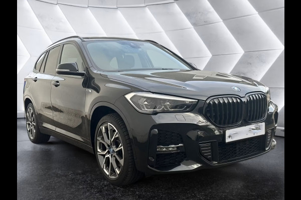 BMW X1 xDrive25e M-SPORT ** LED, NAVI+, PANORAMA, MEM, 19-inch LMV, H&K, HuD ** UNFALLFREI - Vol.Dealer Onderh.** ** INFORMEER OOK NAAR ONZE AANTREKKELIJKE FINANCIAL-LEASE TARIEVEN **
