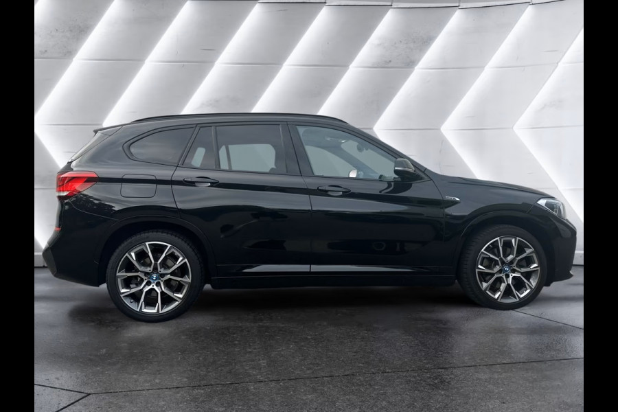 BMW X1 xDrive25e M-SPORT ** LED, NAVI+, PANORAMA, MEM, 19-inch LMV, H&K, HuD ** UNFALLFREI - Vol.Dealer Onderh.** ** INFORMEER OOK NAAR ONZE AANTREKKELIJKE FINANCIAL-LEASE TARIEVEN **