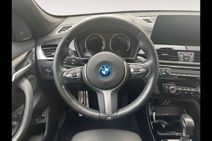 BMW X1 xDrive25e M-SPORT ** LED, NAVI+, PANORAMA, MEM, 19-inch LMV, H&K, HuD ** UNFALLFREI - Vol.Dealer Onderh.** ** INFORMEER OOK NAAR ONZE AANTREKKELIJKE FINANCIAL-LEASE TARIEVEN **