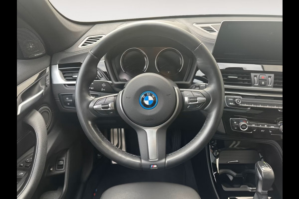BMW X1 xDrive25e M-SPORT ** LED, NAVI+, PANORAMA, MEM, 19-inch LMV, H&K, HuD ** UNFALLFREI - Vol.Dealer Onderh.** ** INFORMEER OOK NAAR ONZE AANTREKKELIJKE FINANCIAL-LEASE TARIEVEN **
