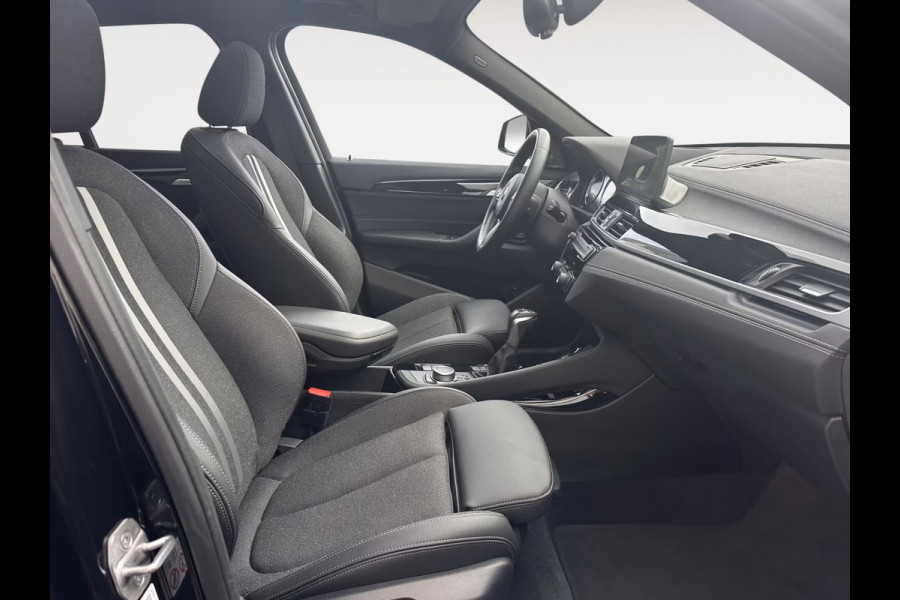 BMW X1 xDrive25e M-SPORT ** LED, NAVI+, PANORAMA, MEM, 19-inch LMV, H&K, HuD ** UNFALLFREI - Vol.Dealer Onderh.** ** INFORMEER OOK NAAR ONZE AANTREKKELIJKE FINANCIAL-LEASE TARIEVEN **